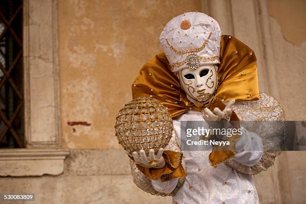 venice carnival 2014 - venetiaans masker vasthouden stockfoto's en -beelden
