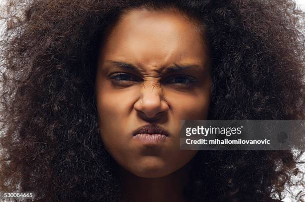 wütende african american teenager-mädchen - annoyed face brunnette stock-fotos und bilder
