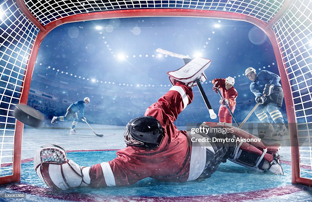 Jugadores en acción de hockey sobre hielo