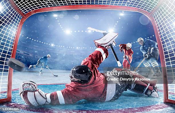 giocatori in azione di hockey su ghiaccio - hockey su ghiaccio foto e immagini stock