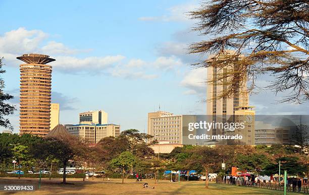 skyline von nairobi, kenia - parlamentsgebäude regierungsgebäude stock-fotos und bilder