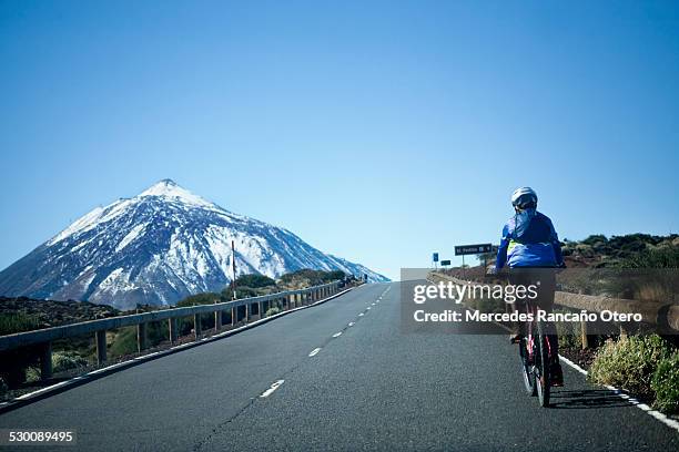 radfahren auf den berg teide. - pico de teide stock-fotos und bilder