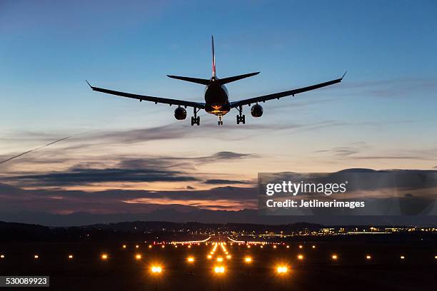 landing airplane - commercial aircraft stock pictures, royalty-free photos & images