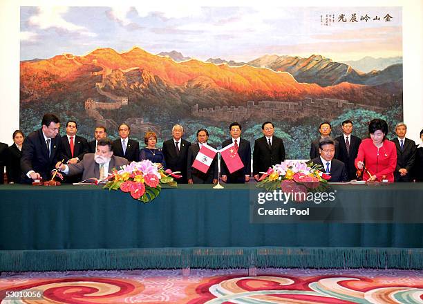 Peruvian President Alejandro Toledo stands along side Chinese President Hu Jintao as their ministers exchange agreements during a meeting at...