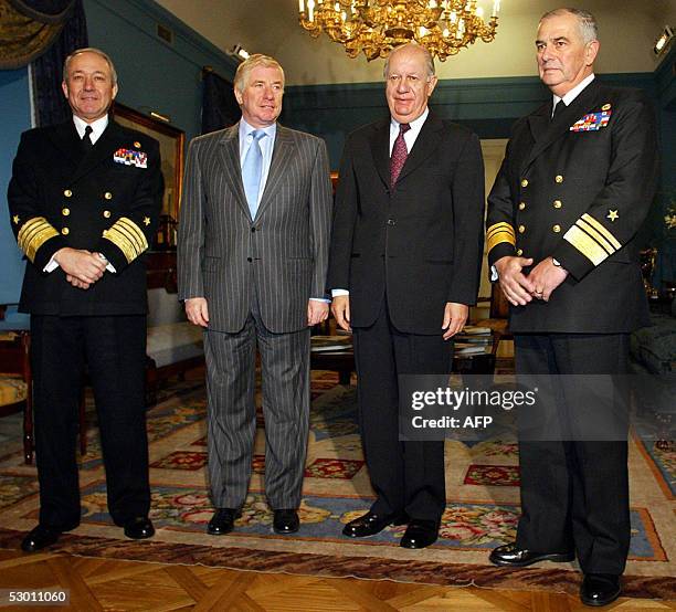 El ex comandante de la Armada Miguel Angel Vergara, el ministro de Defensa Jaime Ravinet, el presidente de Chile Ricardo Lagos y el nuevo comandante...