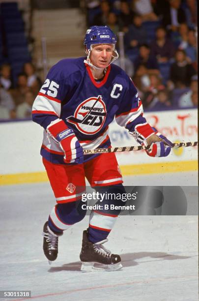 Swedish hockey player Thomas Steen of the Winnipeg Jets on the ice during a game against the New York Islanders at Nassau Coliseum, Uniondale, New...