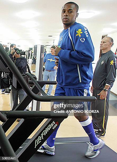 Brazilian footballer Robson de Souza , known as Robinho, of Santos, runs in the gymnasium, 02 June 2005, during an afternoon training session in...