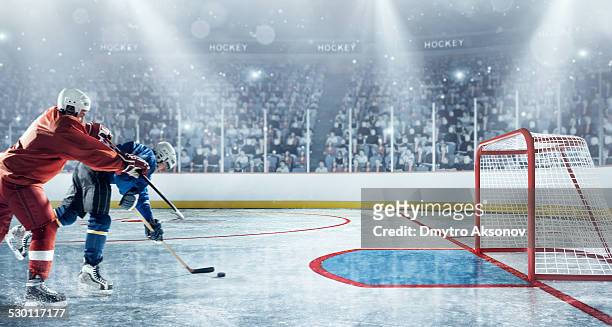 giocatori in azione di hockey su ghiaccio - ice hockey rink foto e immagini stock