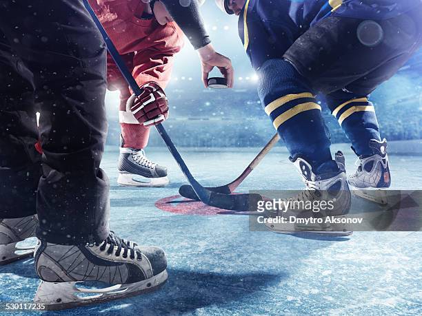 giocatori di hockey e arbitro inizio della partita - hockey su ghiaccio foto e immagini stock