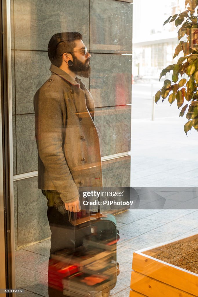 ESTILO Hipster con equipaje de pie al aire libre