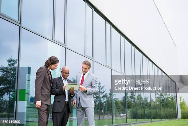 multi-racial group planning cooperation business - bemiddeling stockfoto's en -beelden