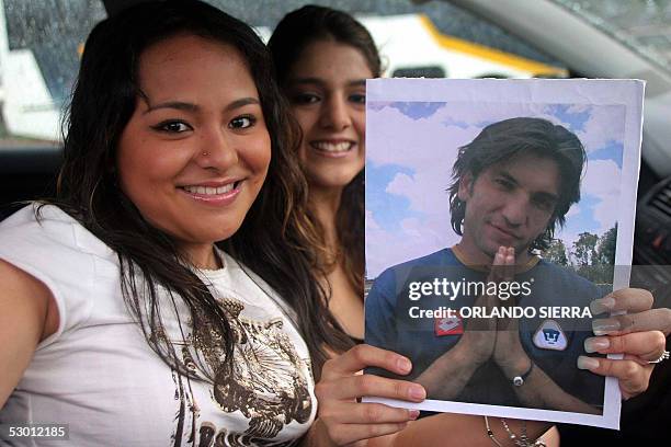 Dos jovenes guatemaltecas muestran una foto de Francisco "Kikin" Fonseca, delantero de la seleccion de futbol de Mexico, en Ciudad de Guatemala, el...