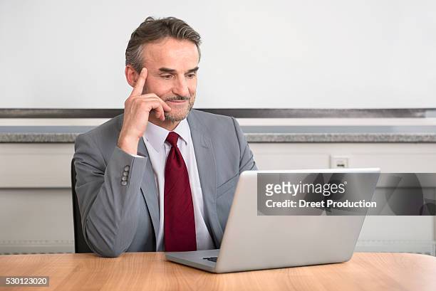 businessman office computer online manager - roter anzug stock-fotos und bilder