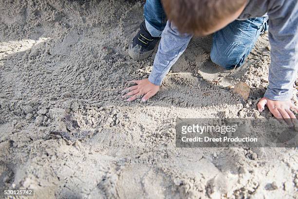 small boy playing in sandbox playground - draufsicht stockfoto's en -beelden
