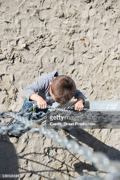 small boy playground climbing chain from above - draufsicht stockfoto's en -beelden