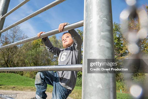 playground climbing frame small boy - dreiviertelansicht foto e immagini stock