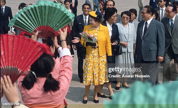 Queen Elizabeth ll, wearing an outfit by designer Ian Thomas, arrives in Shanghai on October 15, 1986 Shanghai, China.