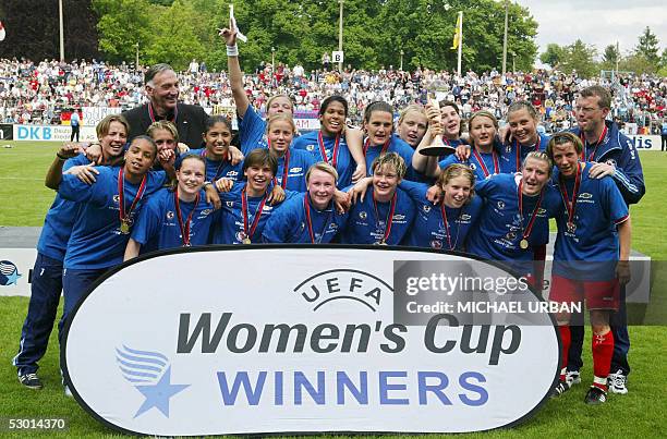 Turbine Potsdam's women's football team poses after winning the final of the women's UEFA Cup against Djurgarden/Aelvsjoe Stockholm, 21 May 2005 in...
