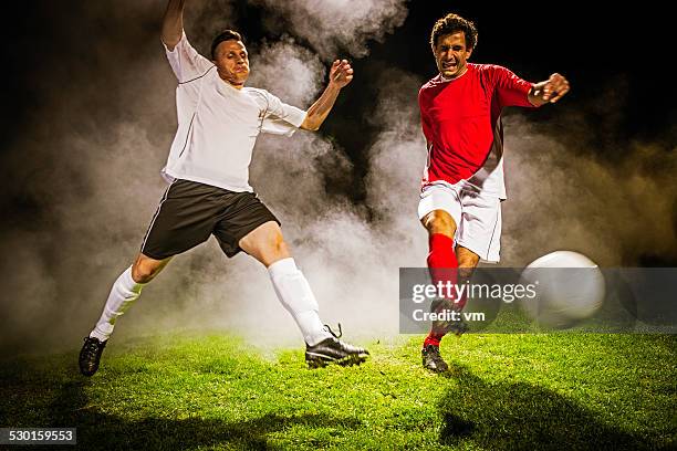 soccer players en acción - kick off fotografías e imágenes de stock