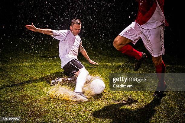 fußball spieler in aktion - verteidiger fußball stock-fotos und bilder