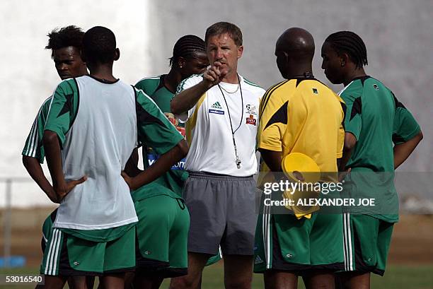 Bafana Bafana coach Stuart Baxter gives his team a talk during a practice at Praia stadum 03 June 2005 on the eve of the World Cup 2006 qualifier...