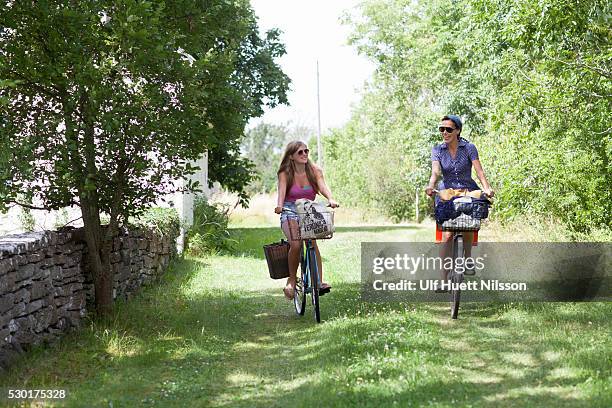 mother cycling with her teenage daughter - bicycle daughter stockfoto's en -beelden