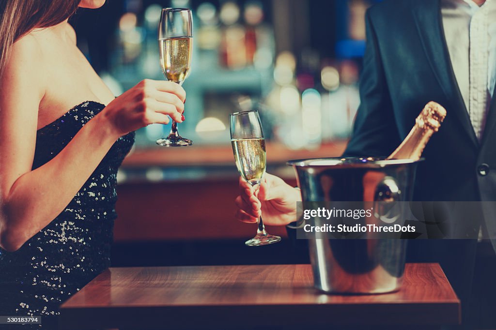 Paare genießen Champagner