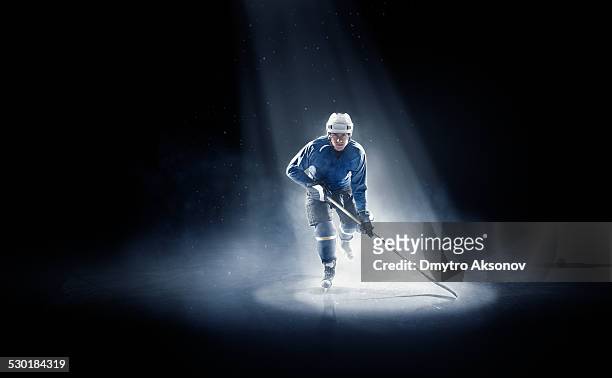 ice hockey player is spotlight - ijshockeystick stockfoto's en -beelden