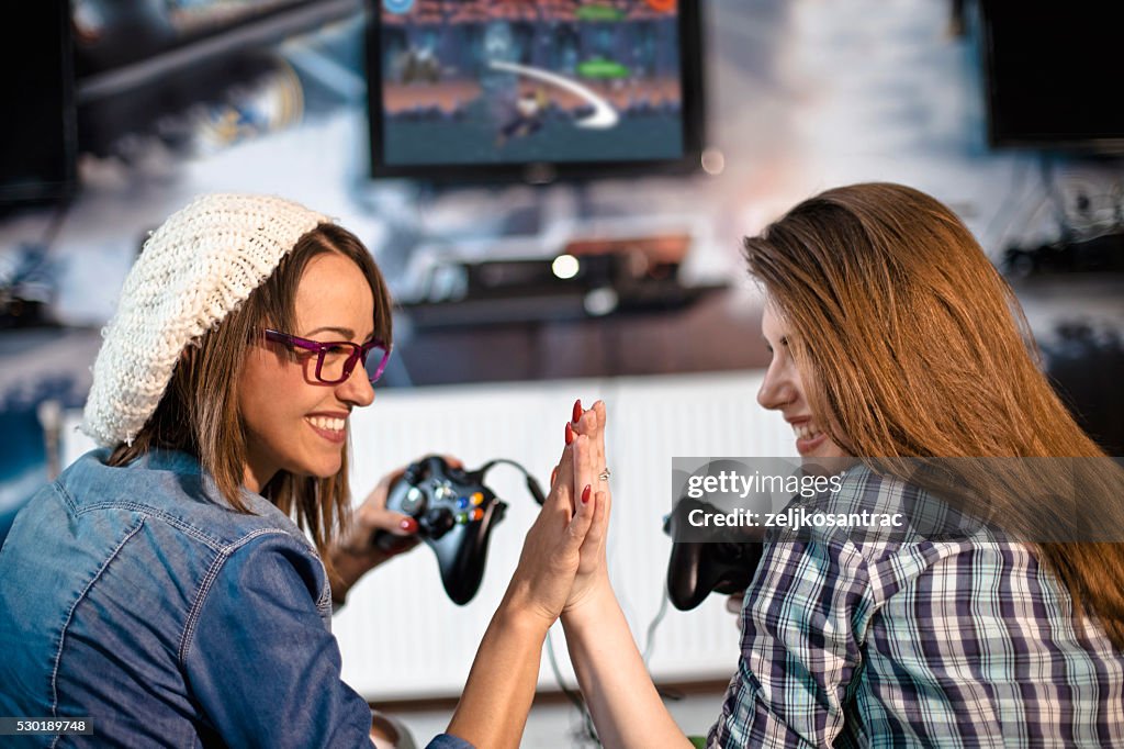 Jeune femme jouant un jeu vidéo