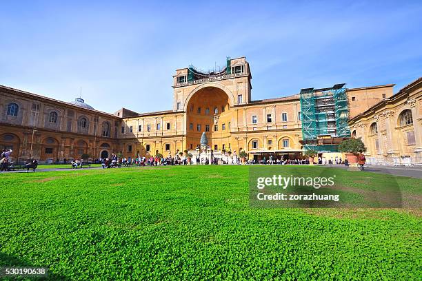 中央のガーデンを訪ね、バチカン博物館 - vatican museums ストックフォトと画像