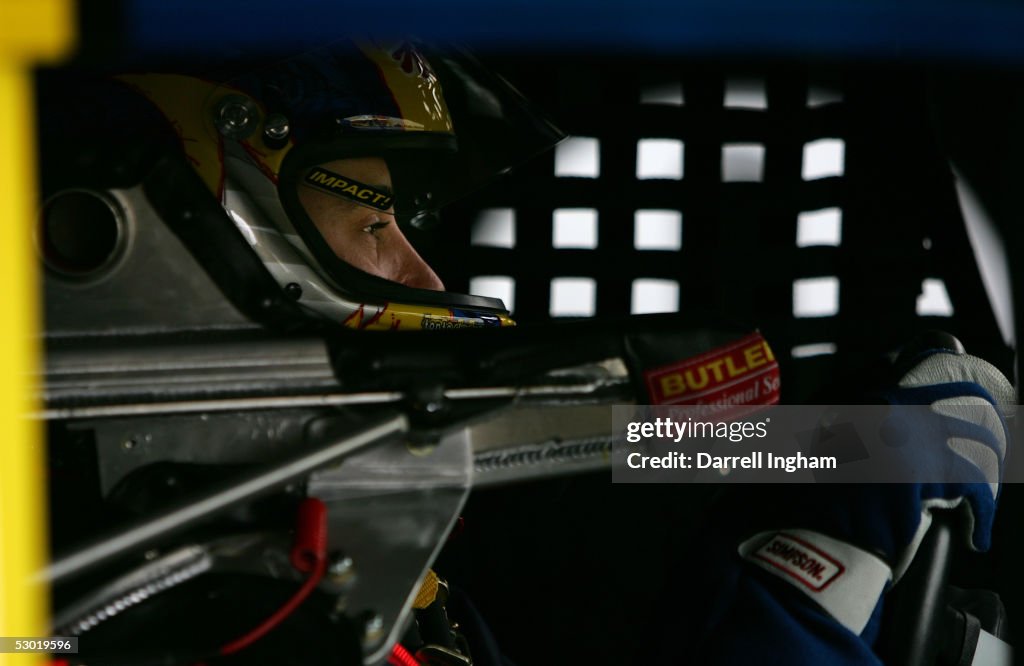 Mbna Racing Kyle Busch aboard the Hendrick Motorsports Kelloggs Chevrolet during ...