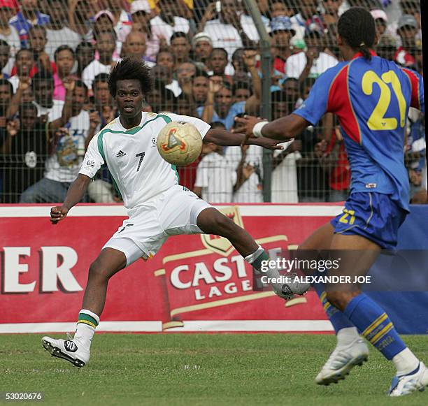 Arthur Zwane of Bafana Bafana vies with Femando Neves of Cape Verde in a World Cup qualifier in Praia, Cape Verde, 04 June 2005. AFP PHOTO /...