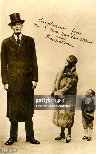 Dutch Giant Jan Van Albert with his wife and Dwarf Beppetoni , 1911.