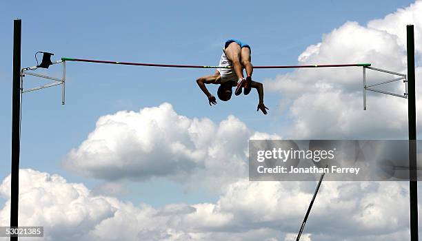 Toby Stevenson clears the bar in the Men's Pole Vault during the 2005 Nike Prefontaine Classic Grand Prix on June 4, 2005 at Hayward Field in Eugene,...