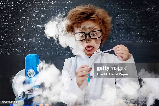 Person Exploding Science Experiment Exploding Science Project Fotografías e imágenes de stock - Getty Images