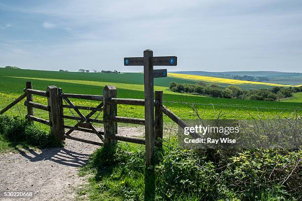 south downs stile and sign - south downs imagens e fotografias de stock