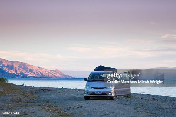 a campervan sets up a campsite. - être à l'arrêt photos et images de collection