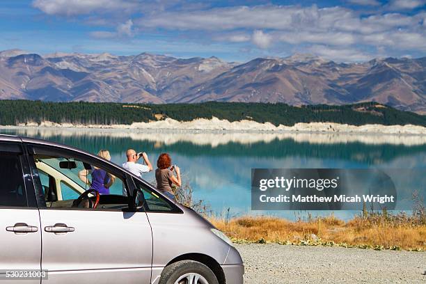 people stop to admire lake pukaki. - südinsel von neuseeland stock-fotos und bilder