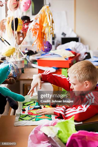 boy sewing at school - sewing machine imagens e fotografias de stock