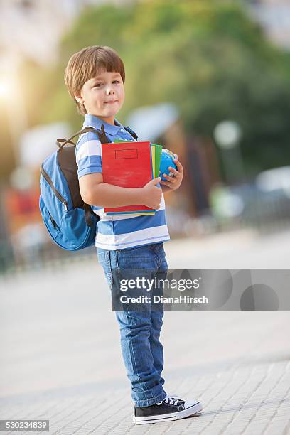 écolier garçon dans la cour de récréation avec fournitures scolaires - enfant cartable photos et images de collection