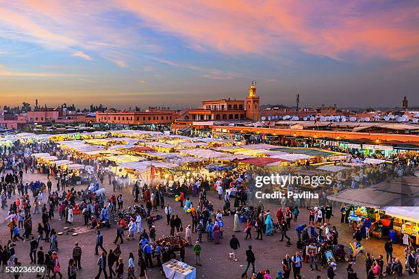 abend djemaa el fna-platz mit der koutoubia-moschee, marrakesch, marokko - souk stock-fotos und bilder