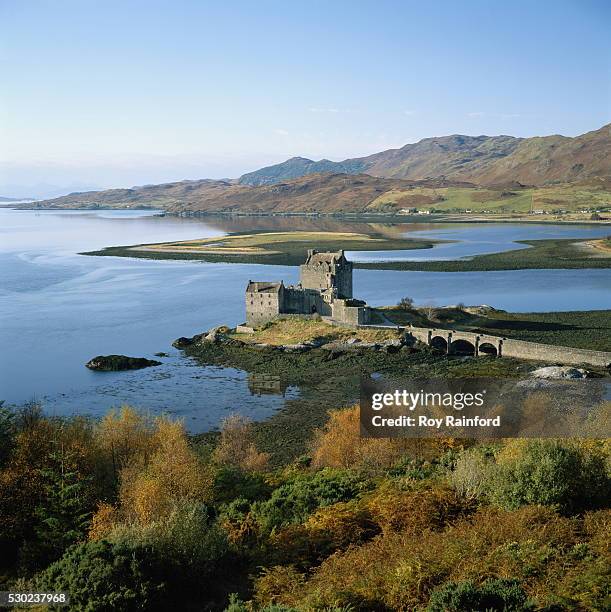 scotland, highlands, eilean donan castle, elevated view - eilean donan castle stock-fotos und bilder