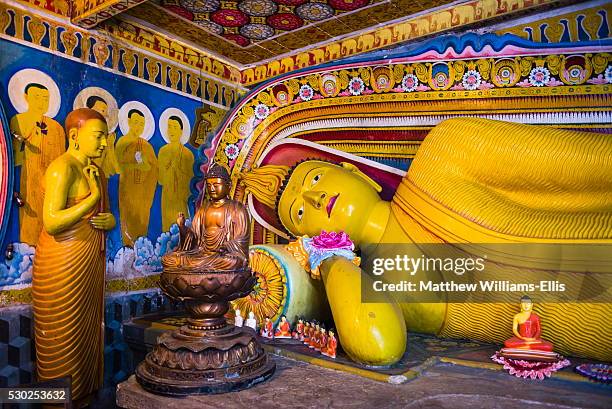 golden reclining buddha at temple of the tooth (temple of the sacred tooth relic) in kandy, unesco world heritage site, sri lanka, asia - dalada maligawa stock-fotos und bilder