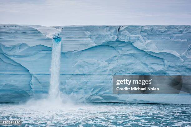 melt water cascading off austfonna, nordaustlandet, svalbard, norway, scandinavia, europe - glacial ice sheet stock pictures, royalty-free photos & images