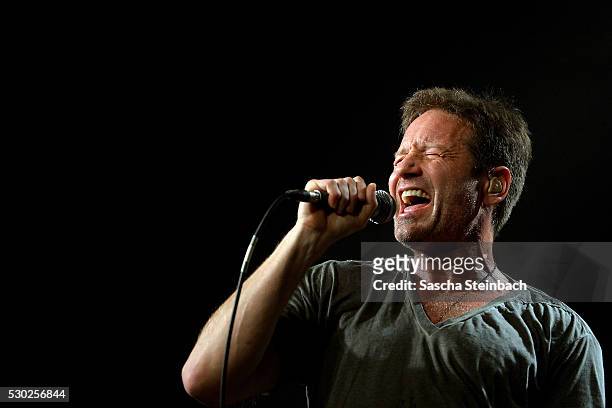 American actor and singer David Duchovny performs during his 'Hell or Highwater' tour at LiveMusicHall on May 10, 2016 in Cologne, Germany.