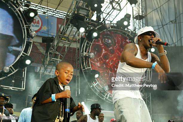 Rapper Cam'ron and his son perform at the Hot 97 Summer Jam 2005 Concert June 5, 2005 at Giant Stadium in East Rutherford, New Jersey.