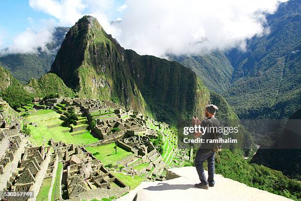 traveler taking picture with cell phone in machu picchu, peru - exoticism 個照片及圖片檔