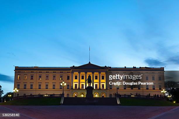 royal palace illuminated at dusk, oslo, norway, scandinavia, europe - palácio real de oslo - fotografias e filmes do acervo