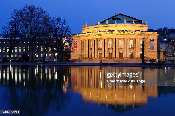 staatstheater (stuttgart theatre and opera house) at night, reflecting in the eckensee, schlosspark, stuttgart, baden wurttemberg, germany, europe - opera house stock-fotos und bilder