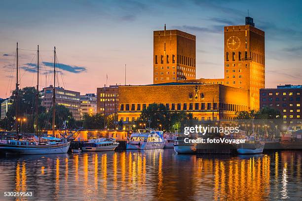 prefeitura de oslo marco towers com vista para o iluminado harbour ao pôr-do-sol, noruega - oslo - fotografias e filmes do acervo